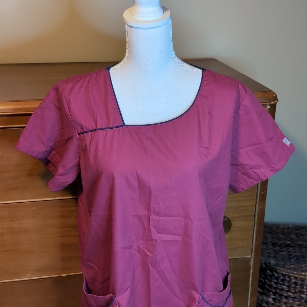 BUTTER SOFT scrub hospital top burgundy fitted SZ L